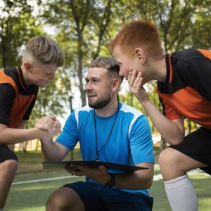football-trainer-teaching-his-pupils copia