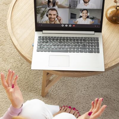 young-beautiful-woman-having-online-meeting copia